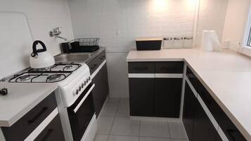 Kühlschrank, Ofen, Herdplatte, Wasserkocher mit Kaffee-/Teezubehör