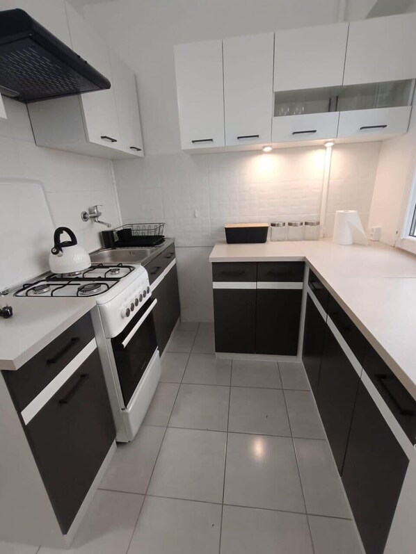 Fridge, oven, stovetop, coffee/tea maker