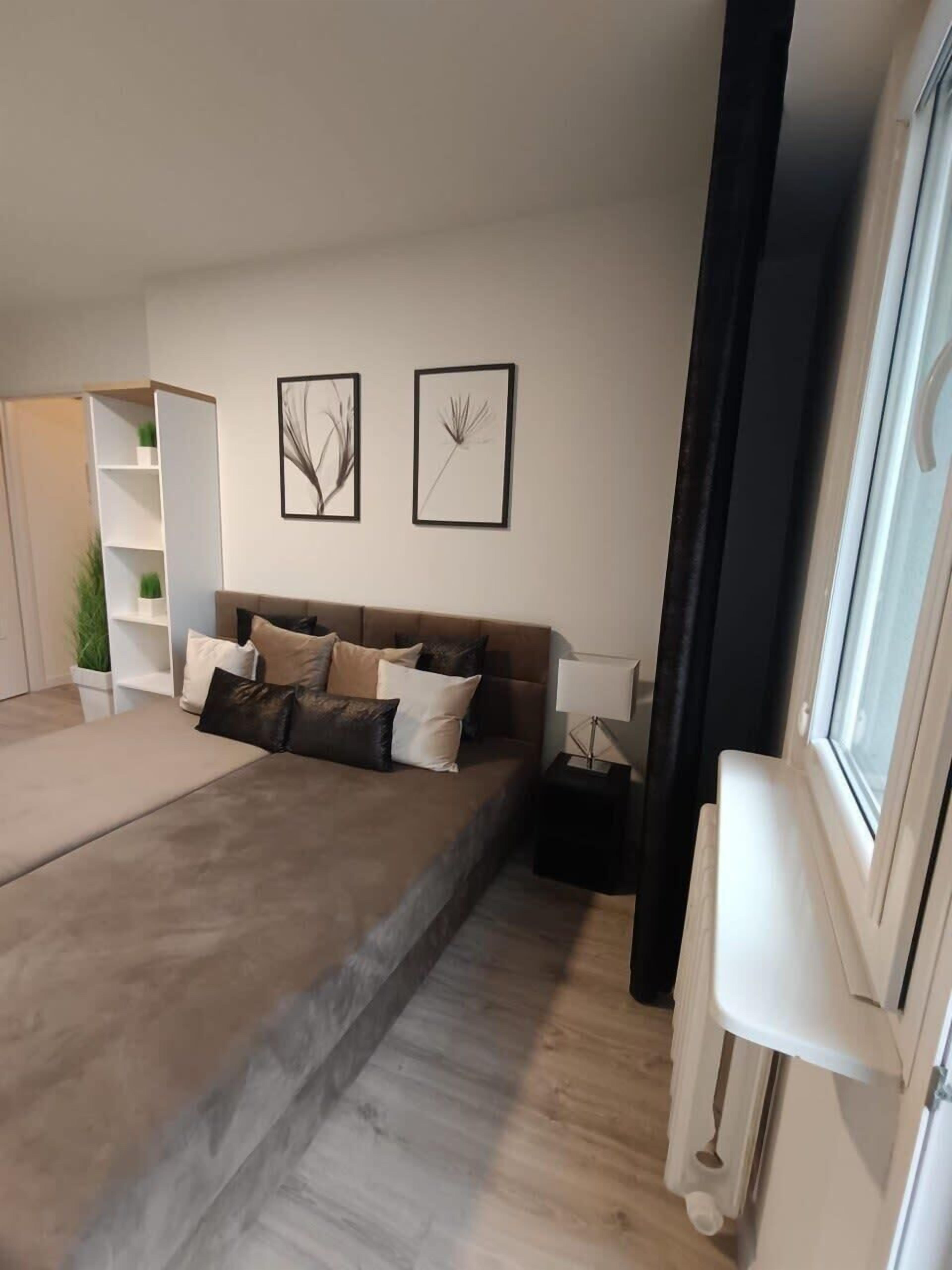 2 عدّة غرف نوم ومكواة/لوح كي وواي فاي وملاءات أسرّة