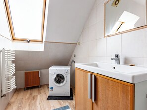 Ilmaiset hygieniatuotteet, hiustenkuivaaja, pyyhkeet