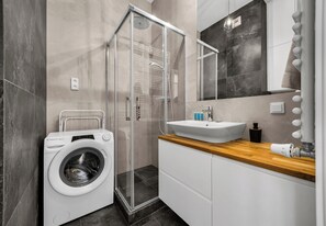 Shower, hair dryer, towels - Goleszowska Superior Apartment (Warszawa)