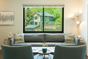 Smart-TV, Kamin, Tischfußball, Arbeitsbereiche