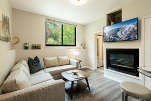 Smart TV, fireplace - Walk to Main Street & Town Lift, Garage Parking, On Shuttle Route for Quick Ski Access (Park City)