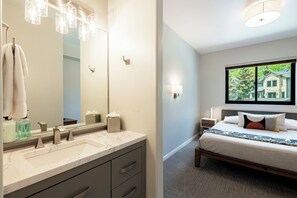 2 bedrooms, iron/ironing board, free WiFi, bed sheets - Walk to Main Street & Town Lift, Garage Parking, On Shuttle Route for Quick Ski Access (Park City)