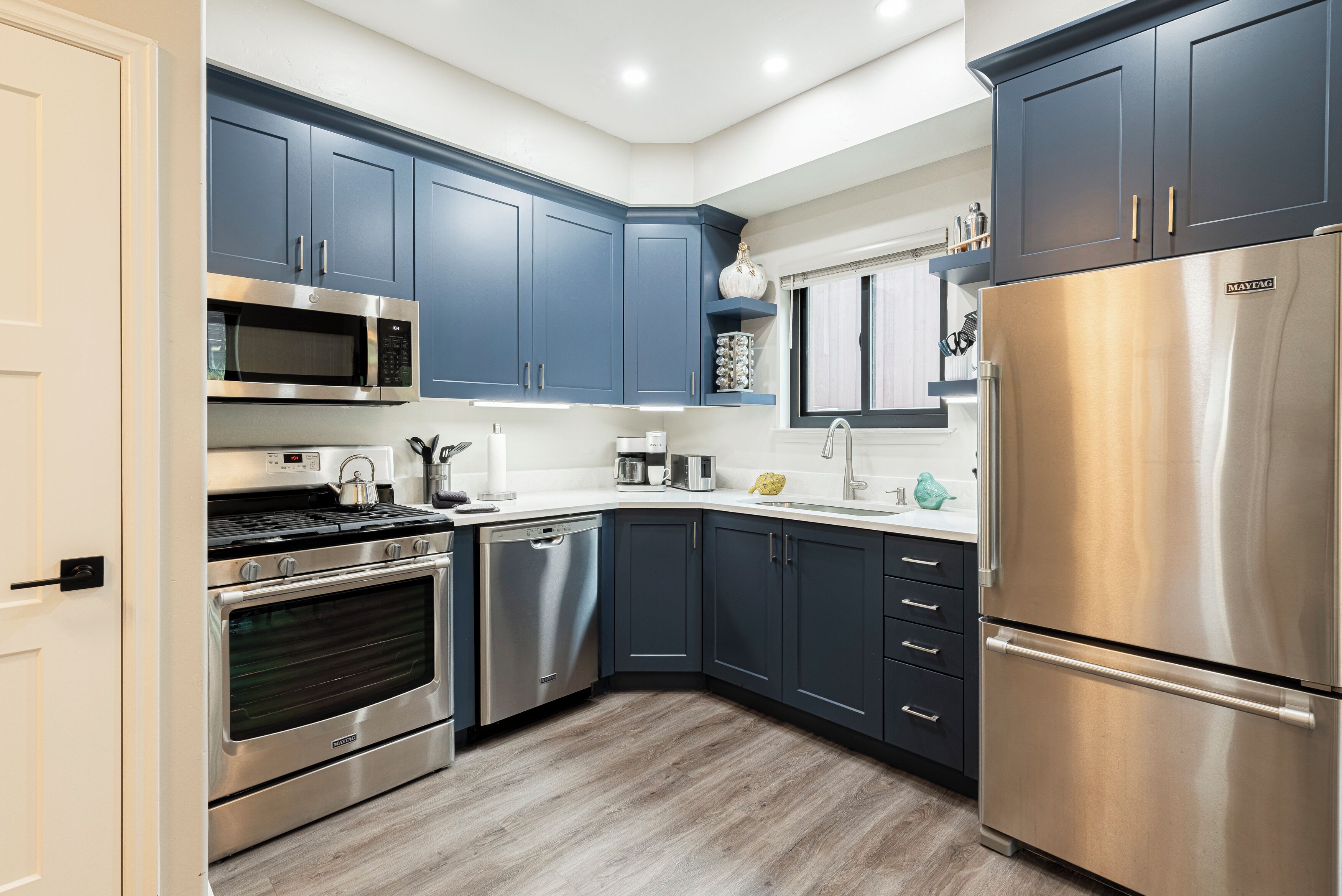 Een koelkast, een microgolfoven, een oven, een kookplaat