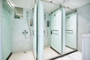 Free toiletries, hair dryer, slippers - Twin Star Inn (Taipei)