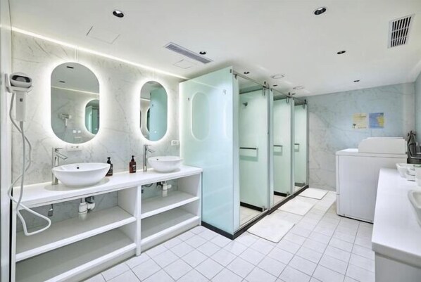 Gratis toiletartikelen, een haardroger, pantoffels
