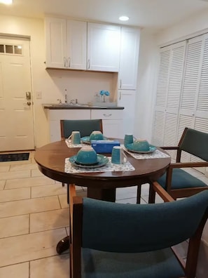 Dining - Cozy 2-bedroom house in welcoming Sandy with AC (Sandy)
