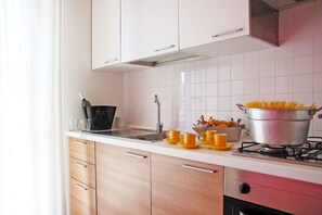 Réfrigérateur, four, plaque de cuisson, cafetière/bouilloire