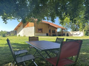 Outdoor dining - La grange du routgé (ARUE)