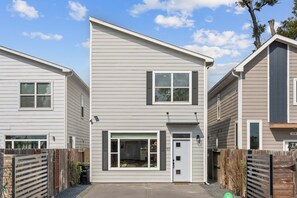 Exterior - Upscale Houston 3BR I Gated Parking I EV Charger I Ideal for Groups I Extended (Houston)