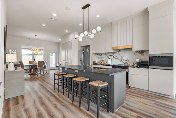 Fridge, microwave, oven, stovetop - Upscale Houston 3BR I Gated Parking I EV Charger I Ideal for Groups I Extended (Houston)