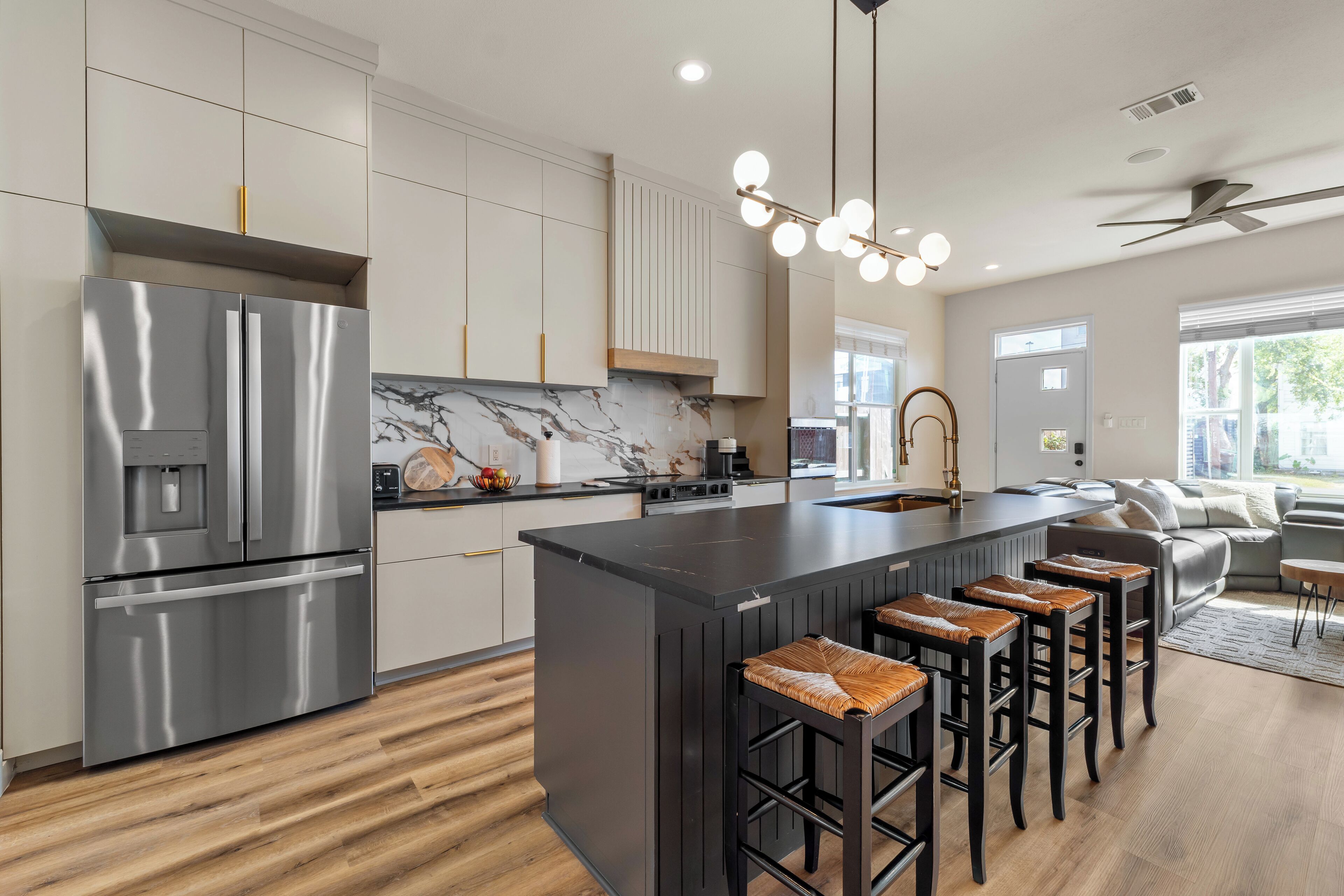 Kjøleskap, mikrobølgeovn, ovn og kokeplater