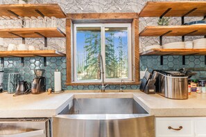 冰箱、微波炉、烤箱、炉灶