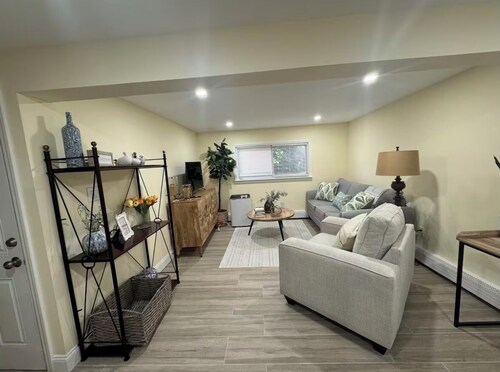 Cozy 1-bedroom apartment in charming Shirley with private entrance