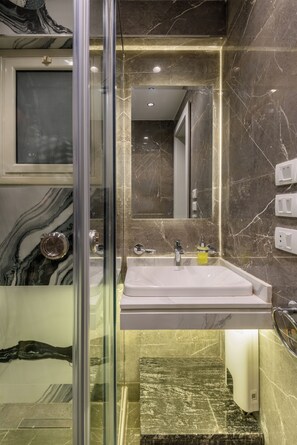 Shower, hair dryer, towels, soap - 3 bedroom apartment (Giza Governorate)