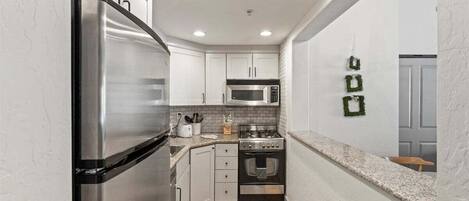 冰箱、微波炉、烤箱、炉灶