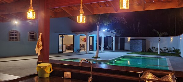 Pool - Beach house in Bertioga, with a gourmet area, swimming pool and reflecting pool. (Bertioga)