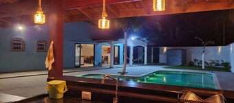 Beach house in Bertioga, with a gourmet area, swimming pool and reflecting pool.
