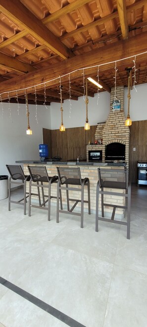 Property grounds - Beach house in Bertioga, with a gourmet area, swimming pool and reflecting pool. (Bertioga)