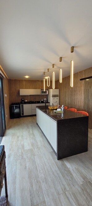 Microwave, oven, stovetop - Beach house in Bertioga, with a gourmet area, swimming pool and reflecting pool. (Bertioga)