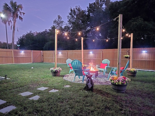 Casa San Gabriel Pet-Friendly Getaway Fenced w/ Fire Pit, Game Room, Kayaks