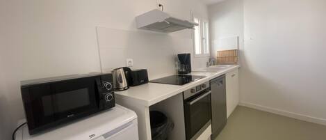 Frigorífico, microondas, horno y lavavajillas