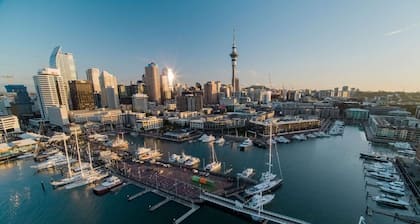 QV Stays Modern Spacious Multi-Level Townhouse