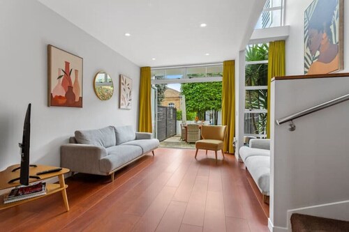 QV Stays Modern Spacious Multi-Level Townhouse