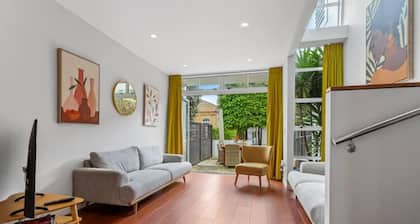 QV Stays Modern Spacious Multi-Level Townhouse