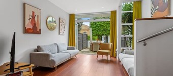 QV Stays Modern Spacious Multi-Level Townhouse