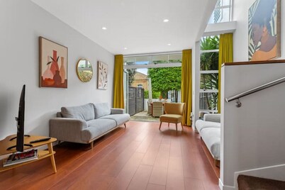QV Stays Modern Spacious Multi-Level Townhouse