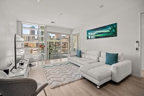 TV - QV Stays Waterfront Grandeur at Lighter Quay (Auckland)