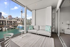 TV - QV Stays Waterfront Grandeur at Lighter Quay (Auckland)