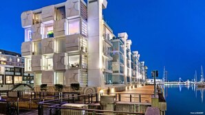 A modern hotel with a unique architectural design, featuring balconies and large windows. - Compact Apartment in the Heart of Lighter Quay (Auckland)