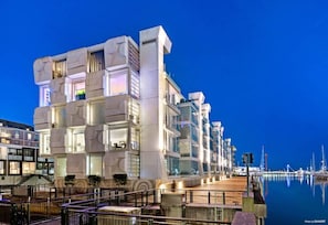 A modern hotel with a unique architectural design, featuring balconies and large windows. - Compact Apartment in the Heart of Lighter Quay (Auckland)