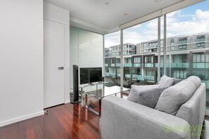 TV - QV Stays Stylish City Retreat at Lighter Quay (Auckland)