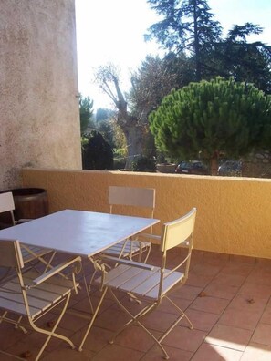 تناول الطعام بالخارج