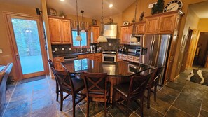 ثلاجة، ميكروويف، فرن، موقد طهي مسطح