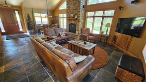 Smart TV, chimenea y monitor de computadora 