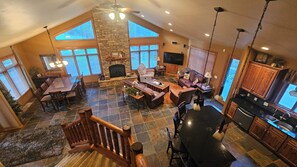 Smart TV, chimenea y monitor de computadora 