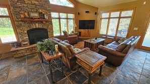 تلفزيون ذكي، مدفأة، شاشة كمبيوتر