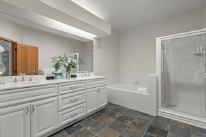 Shower, hair dryer, shampoo - Abode at Sawtooth, access to ranch clubhouse (Sun Valley)