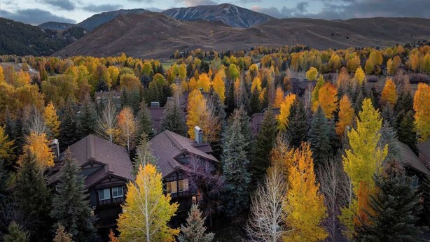 A residential area with houses surrounded by autumn trees and mountains in the background. - Abode at Sawtooth, chef's kitchen, sleeps 10, near ski resort (Sun Valley)