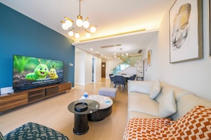 Departamento superior, 3 habitaciones, balcón, vista a la ciudad | Sala de estar | Smart TV