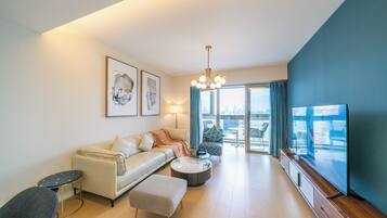 Departamento superior, 3 habitaciones, balcón, vista a la ciudad | Sala de estar | Smart TV