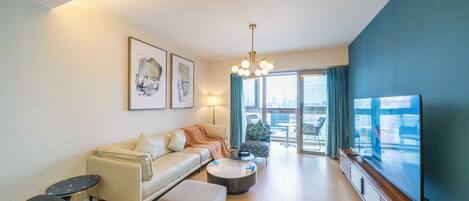 Leilighet – superior, 3 soverom, balkong, byutsikt | Oppholdsrom | Smart-TV