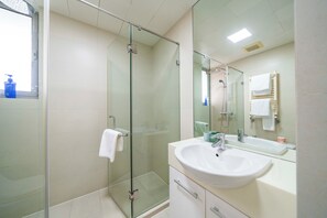 Apartamento superior, 3 quartos, sacada, vista para a cidade | Banheiro | Chinelos 