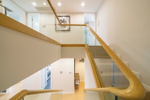 슈피리어 아파트, 침실 3개, 발코니, 시내 전망 | 거실 | 스마트 TV