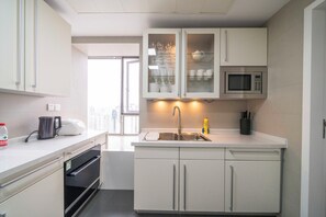 Departamento superior, 3 habitaciones, balcón, vista a la ciudad | Cocina privada